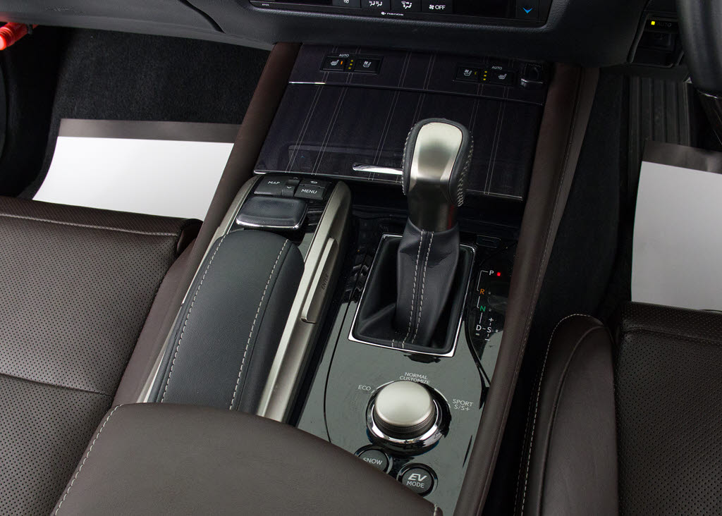 シフト周りです。スッキリとしつつも高級感
や操作性を損なわない作りとなっております
。