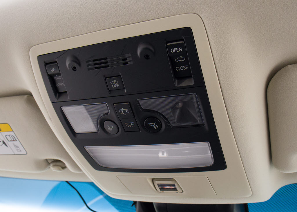 人気装備のサンルーフが付いています！上下
チルトに前後スライド機能が付いていますの
で、様々なドライブシーンで活躍してくれま
す！！開放感ある車内空間は気持ちがいいで
すよ！是非体感してみて下さい！