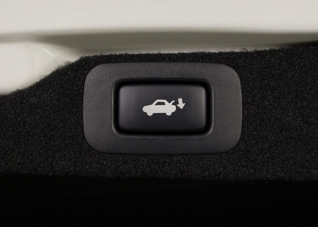 スイッチ操作でトランクリッドの自動開閉が
行えます。電子キー本体のワイヤレス機能や
運転席のスイッチからでもオープン操作が可
能です！高級車ならではの快適装備です！！