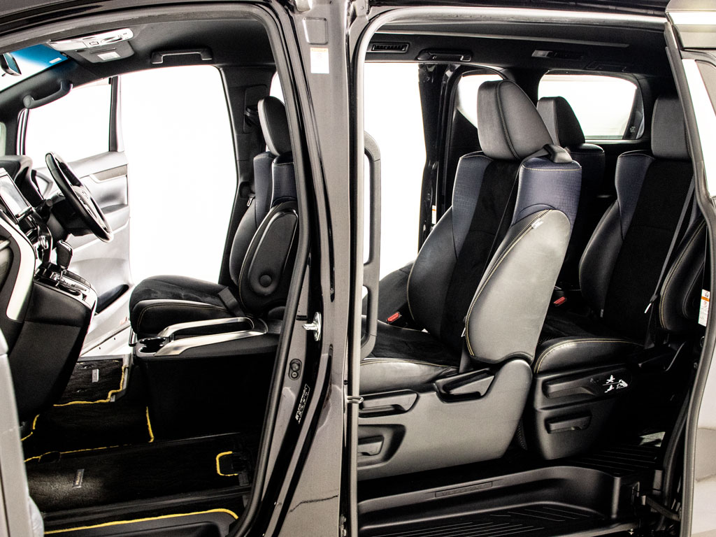 助手席は「スーパーロングスライドシート」
を採用！最大1,160mmのスーパーロングスラ
イドが可能！オットマンと合わせてくつろぎ
空間を作り出します！