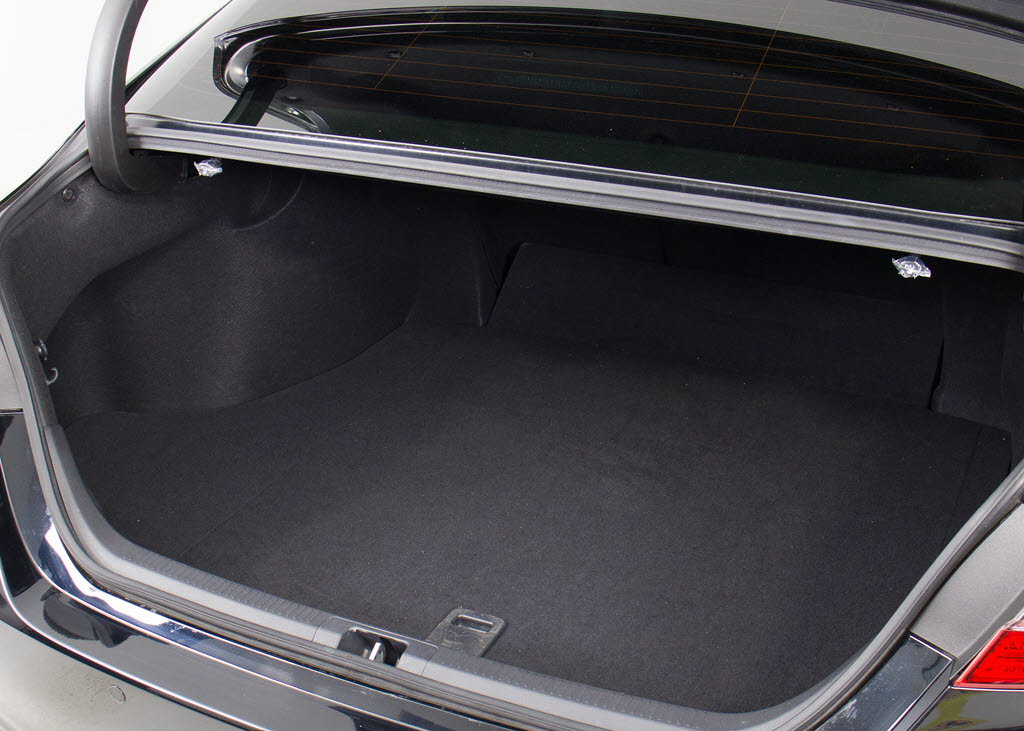 トランクが狭いと思っておりませんか？実際
は大容量トランクです！旅行等の長距離ドラ
イブも快適です！また、屋根付きスペースを
完備しておりますので、夜間でも、雨でも雪
の日だってゆっくりご覧頂けます。