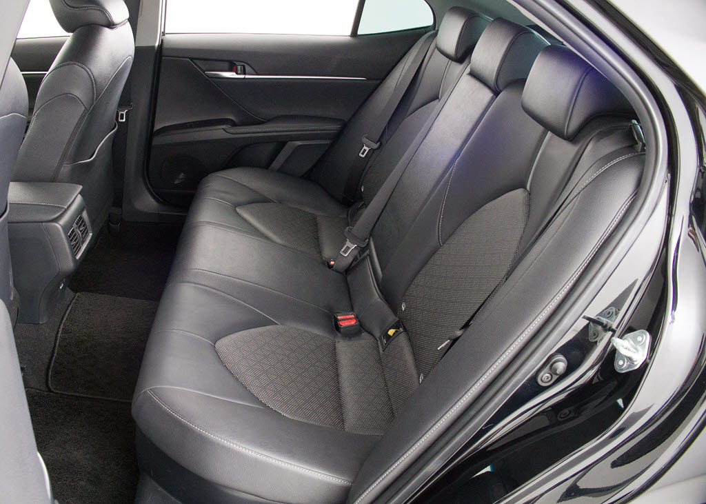 赤革、茶革、黒革、白革、黒×赤コンビ革・
・・お好みの色で新品本革シートを作成でき
ます！オリジナル本革でカーライフを満喫は
いかがでしょうか？ご興味ある方は、デザイ
ン等含め当社までお問い合わせください！