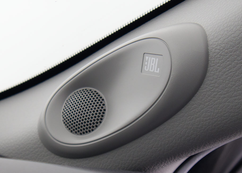 ＪＢＬサウンドシステム！考え抜かれたスピ
ーカー位置！ガラス反射音の影響を極力少な
くし、かつ全席でステージの広い音響を創造
！さまざまな音楽が、表情豊かに生き生きと
奏でられます！