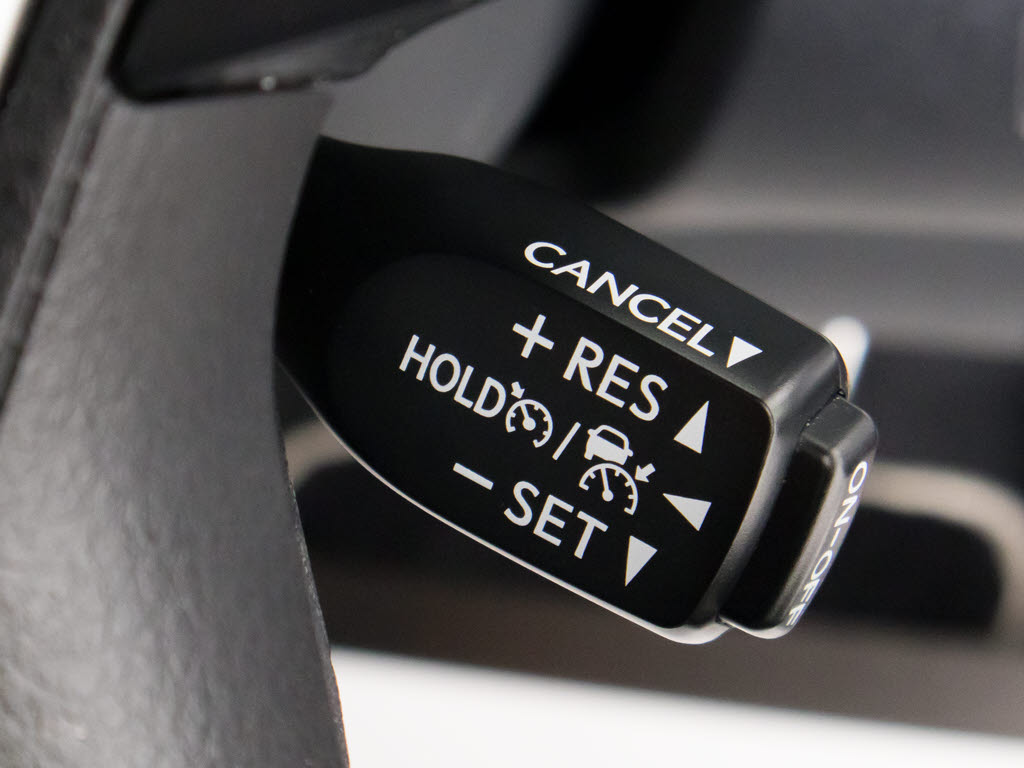 レーダークルーズコントロール　　ミリ波レ
ーダーと単眼カメラで先行車を認識し、車速
に応じた車間距離を保ちながら追従走行を支
援します。