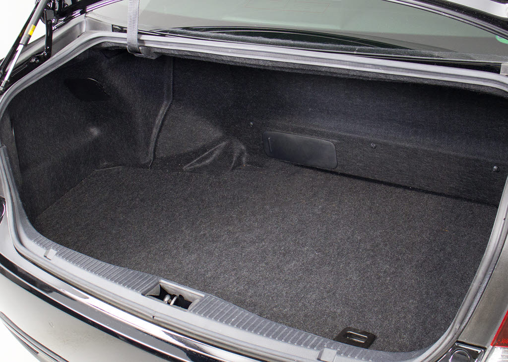 トランクが狭いと思っておりませんか？実際
は大容量トランクです！旅行等の長距離ドラ
イブも快適です！また、屋根付きスペースを
完備しておりますので、夜間でも、雨でも雪
の日だってゆっくりご覧頂けます。
