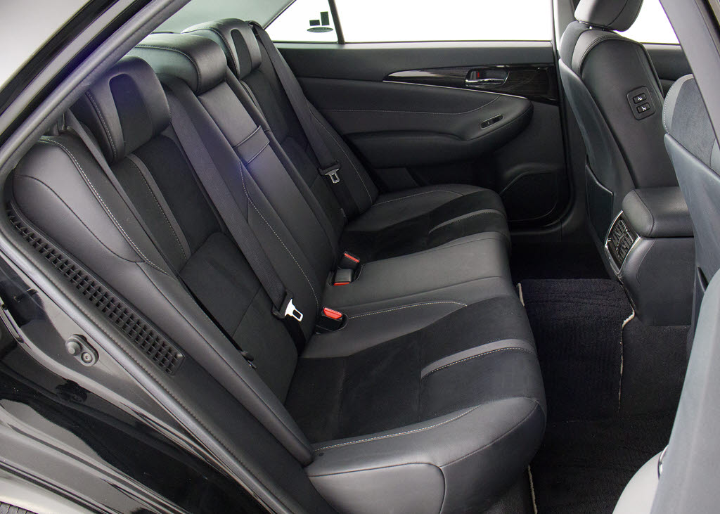 特別仕様車ならではの専用ハーフレザーシー
ト付！！当社では、本革シートのカラー変更
や張替えも出来ます！ワイン・茶・赤・青・
黄色・コンビ色など何でもＯＫです！