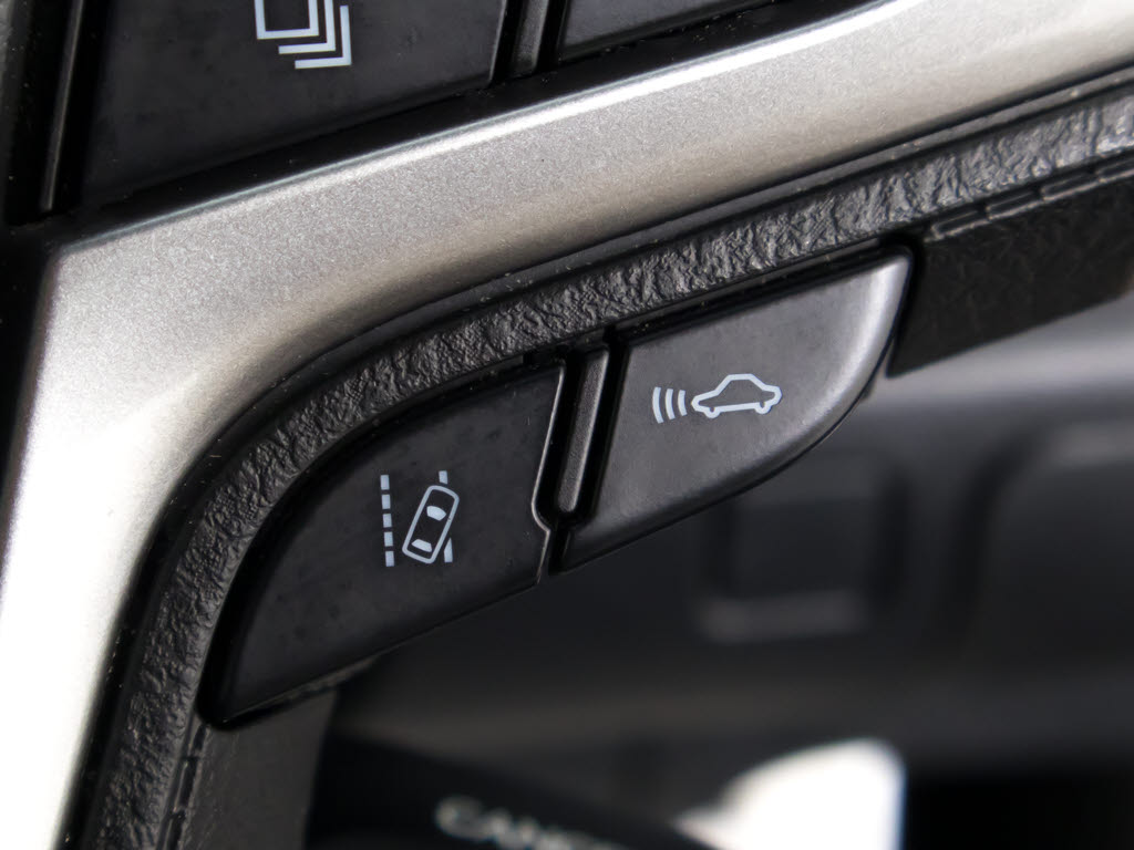 衝突回避支援型プリクラッシュセーフティシ
ステム　前方に出現した障害物に対し警報を
発し、ドライバーに警告。同時にブレーキア
シストにより衝突回避と速度を軽減します。