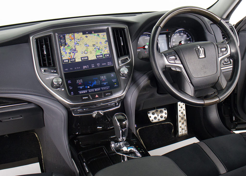 使いやすさや安全性を追求したステアリング
周り！高級車ゆえにスイッチ類が多いのも特
徴ですね！考え尽くされた配置ですぐに使い
こなす事が出来ますのでご安心下さい！是非
、体感してみて下さい！！