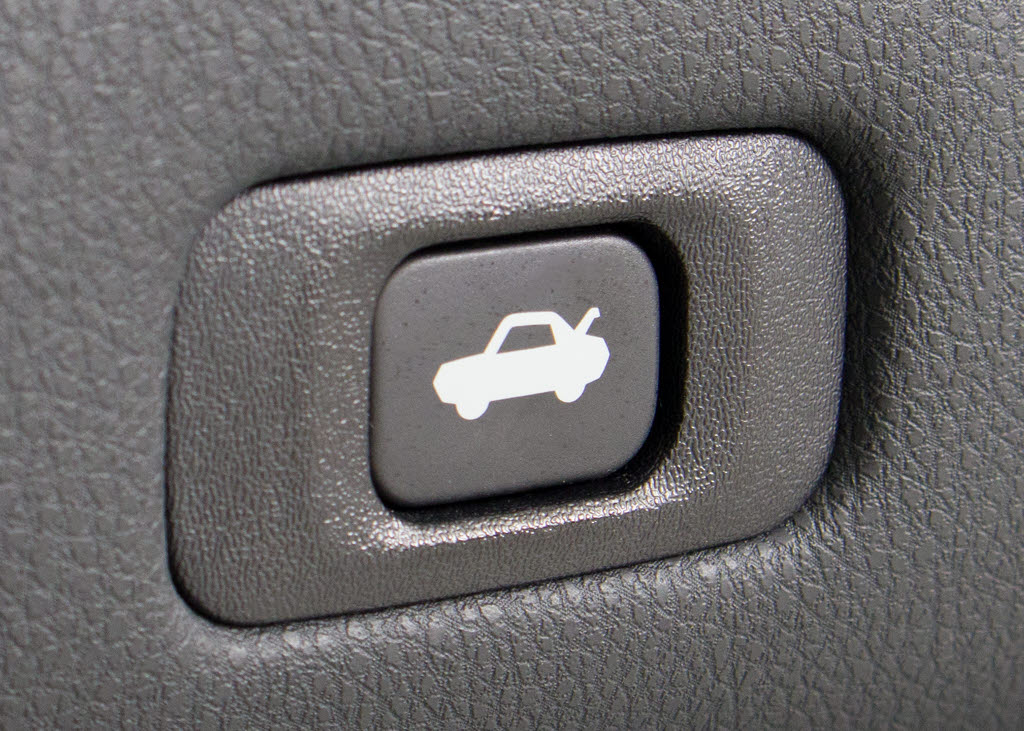 ボタン一つでトランクオープンが可能！車内
から操作できる為、非常に便利な装備の一つ
となります！
