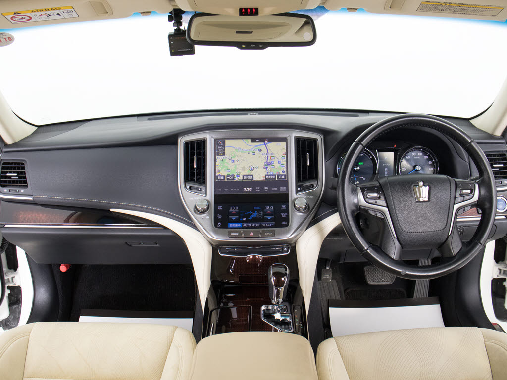 禁煙車です！室内は嫌なニオイも無く、すご
く綺麗な状態です！禁煙車・・特にセダンタ
イプのお車では少ないですよね！！タバコの
ニオイが苦手なお客様必見です！快適にご乗
車頂けます！！