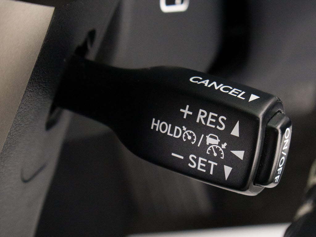 レーダークルーズコントロール　　ミリ波レ
ーダーと単眼カメラで先行車を認識し、車速
に応じた車間距離を保ちながら追従走行を支
援します。