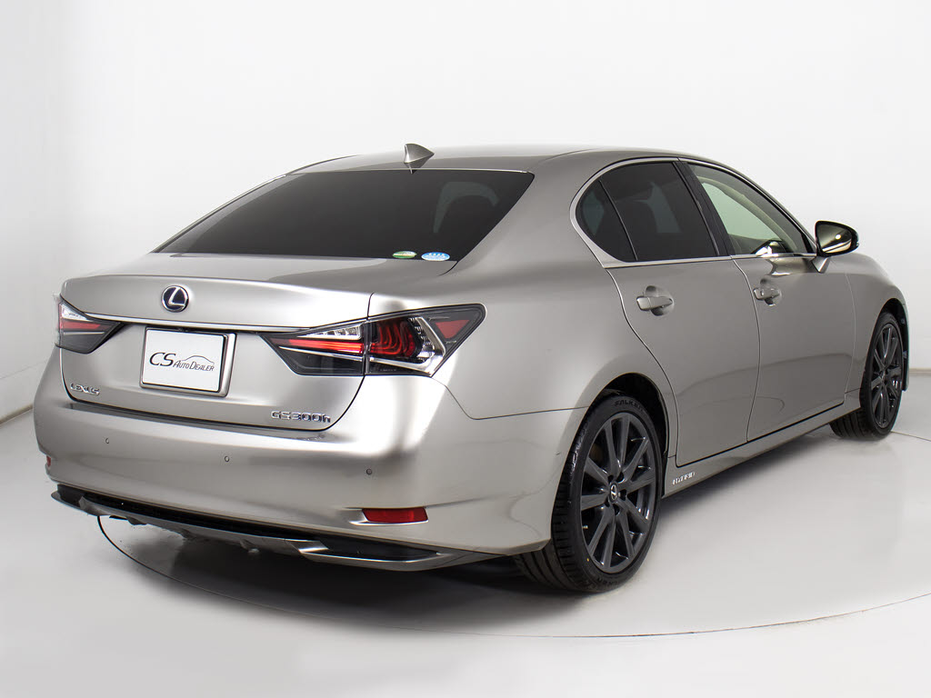 個性的なリアビューで御座います。精悍な佇
まいは高級車ならではです。