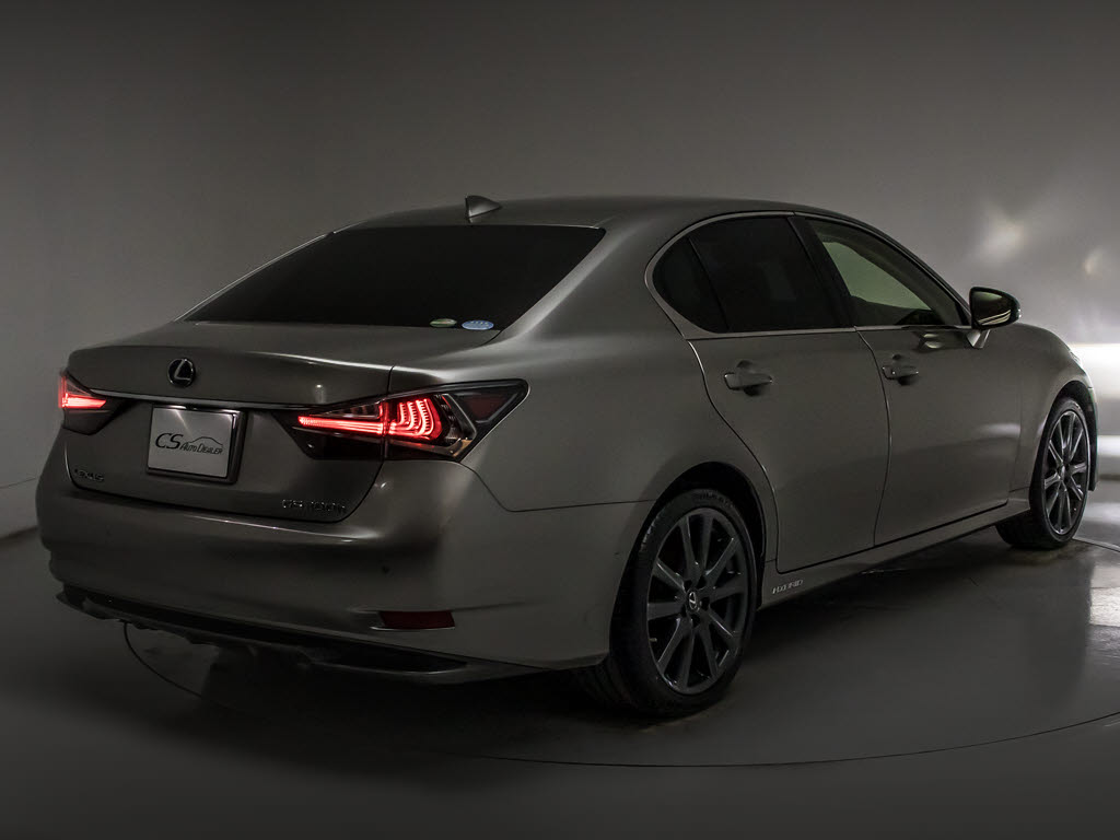 ★テールスモークやＬＥＤ加工、マフラー、
ルーフスポイラー、エアロパーツなど取り付
け承ります！