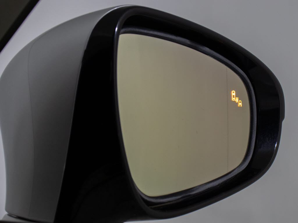 ＢＳＭ（ブラインドスポットモニタ）！隣の
車線を走る車両をレーダーで検知し、ドアミ
ラーでは確認しにくい後側方エリアに存在す
る車両に加えて、急接近してくる車両も検知
します。