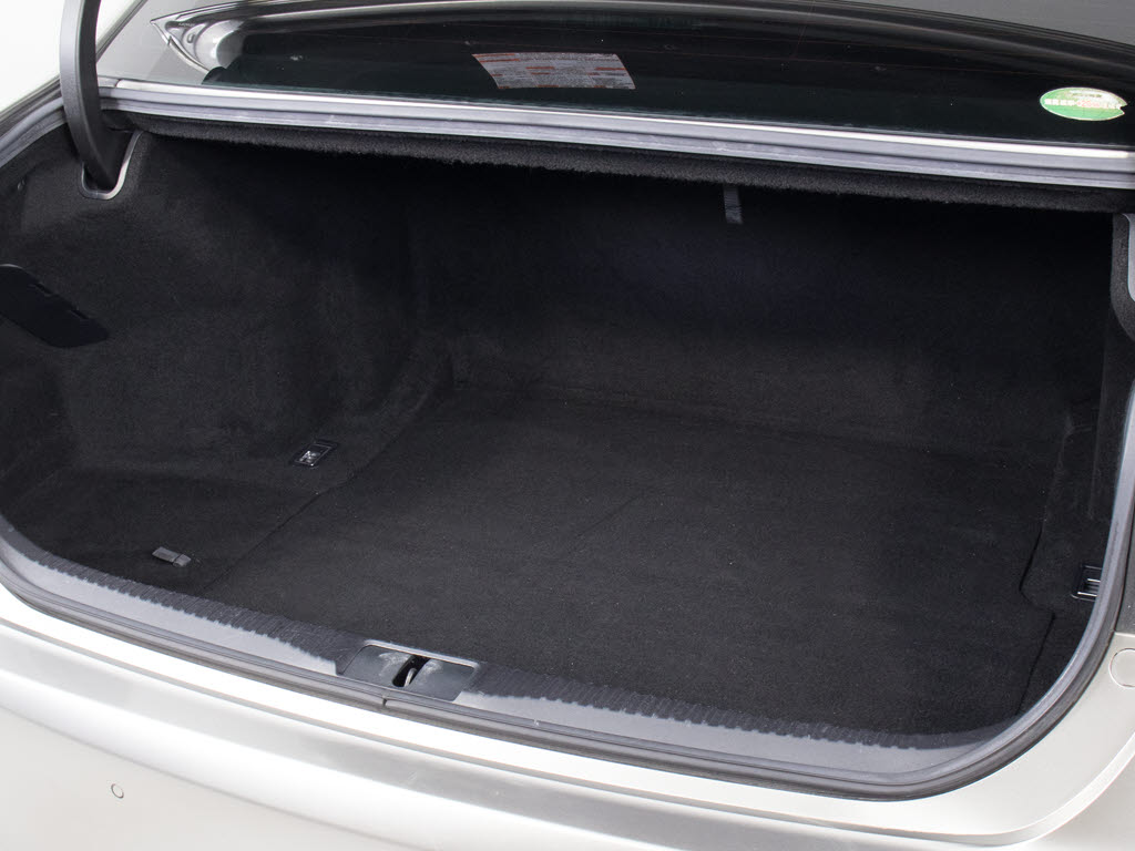 トランクが狭いと思っておりませんか？実際
は大容量トランクです！旅行等の長距離ドラ
イブも快適です！また、屋根付きスペースを
完備しておりますので、夜間でも、雨でも雪
の日だってゆっくりご覧頂けます。