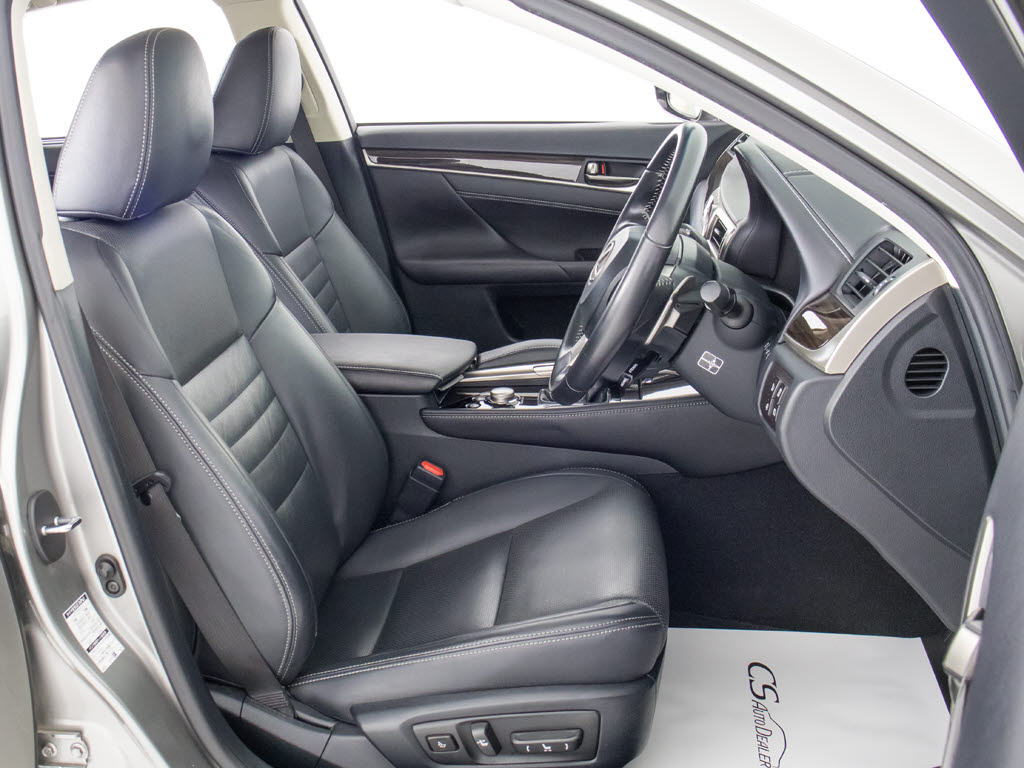 電動パワーシート完備！細かな自身に合った
ドライビングポジションの設定が可能となり
ます！