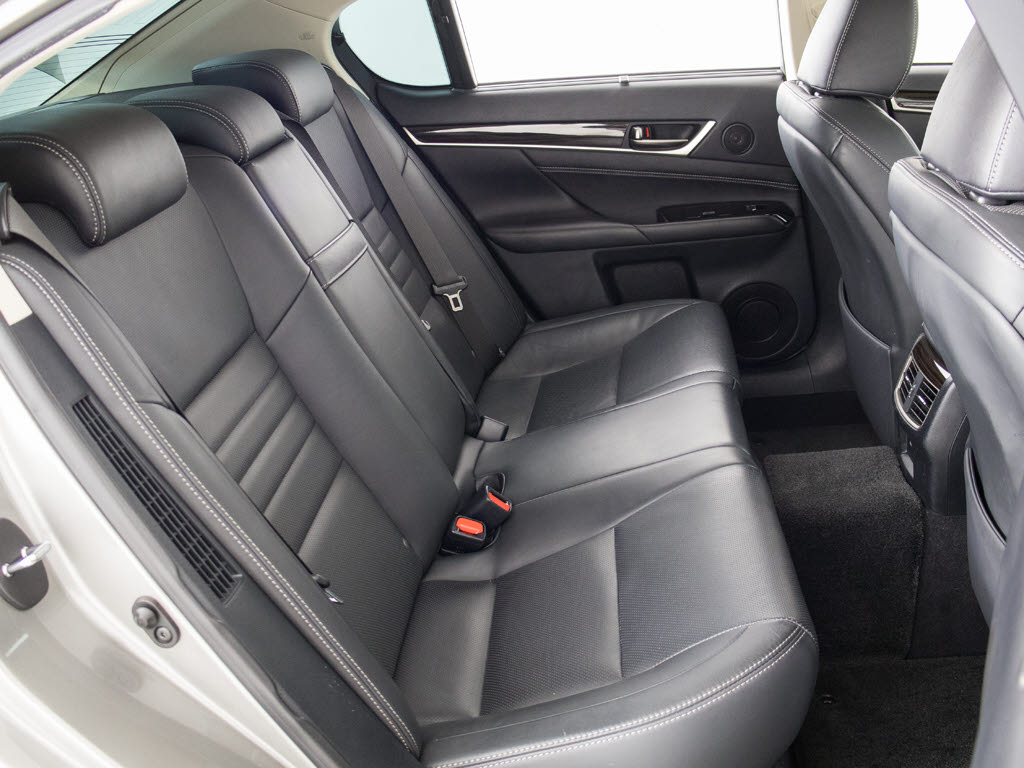 赤革、茶革、黒革、白革、黒×赤コンビ革・
・・お好みの色で新品本革シートを作成でき
ます！オリジナル本革でカーライフを満喫は
いかがでしょうか？ご興味ある方は、デザイ
ン等含め当社までお問い合わせください！