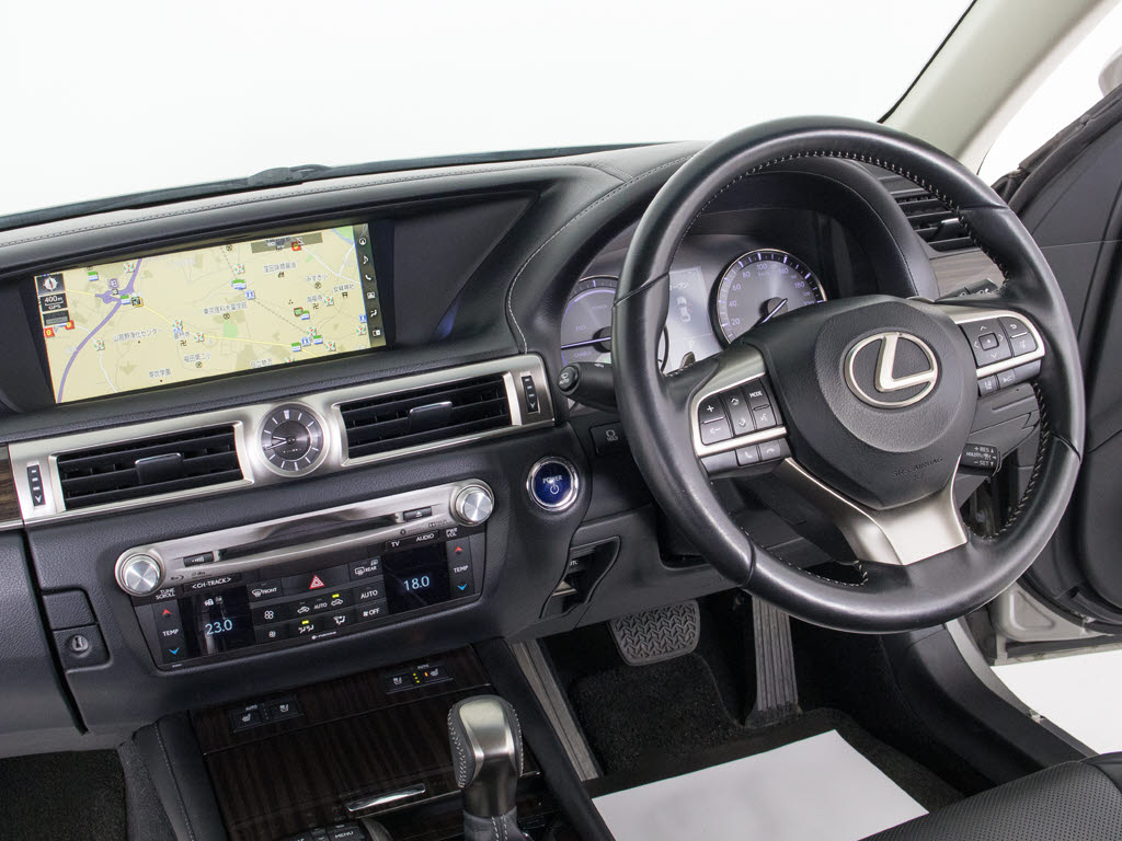 ★使いやすさや安全性を追求したステアリン
グ周り！高級車ゆえにスイッチ類が多いのも
特徴ですね！考え尽くされた配置ですぐに使
いこなす事が出来ますのでご安心下さい！是
非、体感してみて下さい！！