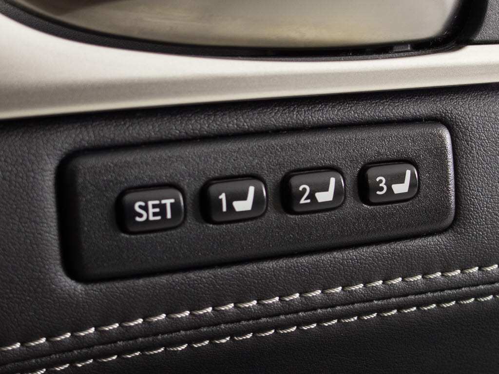 ★シートメモリー機能を装備！シート位置を
記憶出来きます。すごく便利ですよ！