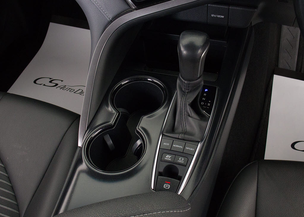 シフト周りです。スッキリとしつつも高級感
や操作性を損なわない作りとなって参ります
。