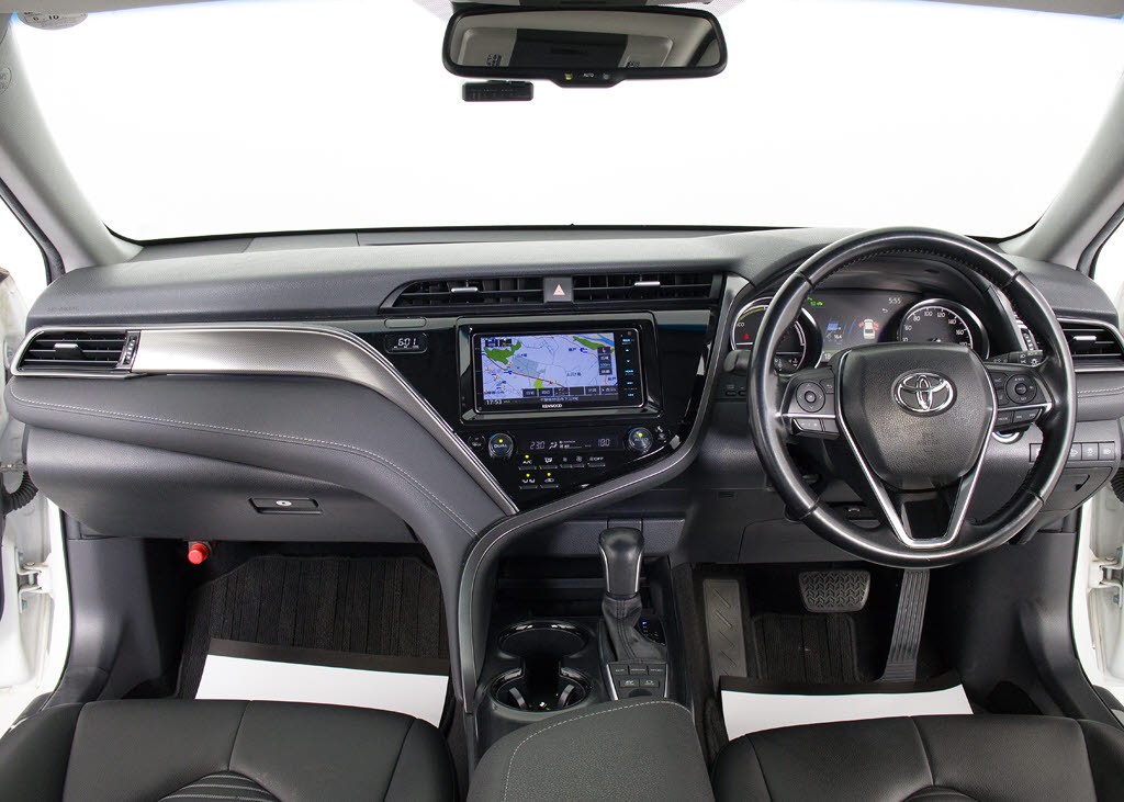 禁煙車です！室内は嫌なニオイも無く、すご
く綺麗な状態です！禁煙車・・特にセダンタ
イプのお車では少ないですよね！！タバコの
ニオイが苦手なお客様必見です！快適にご乗
車頂けます！！