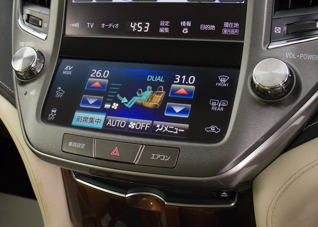 使いやすさや安全性を追求したステアリング
周り！高級車ゆえにスイッチ類が多いのも特
徴ですね！考え尽くされた配置ですぐに使い
こなす事が出来ますのでご安心下さい！是非
、体感してみて下さい！！