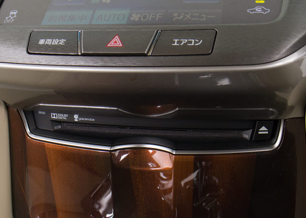 ＣＤはもちろんの事、ＤＶＤ再生も可能です
。フルセグ地デジにも対応しさらにＢｌｕｅ
ｔｏｏｔｈにも対応しております
