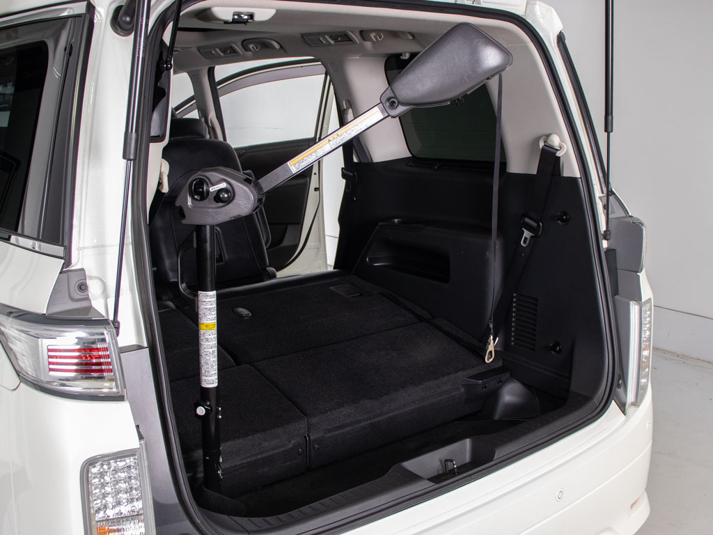 車椅子吊り下げ昇降装置取付車両
車椅子は勿論重たいものを入れるときなどに
も役立ってくれます