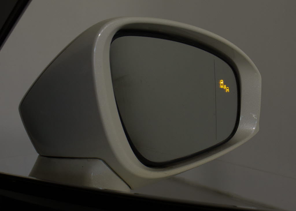 ＢＳＭ（ブラインドスポットモニタ）！隣の
車線を走る車両をレーダーで検知し、ドアミ
ラーでは確認しにくい後側方エリアに存在す
る車両に加えて、急接近してくる車両も検知
します。