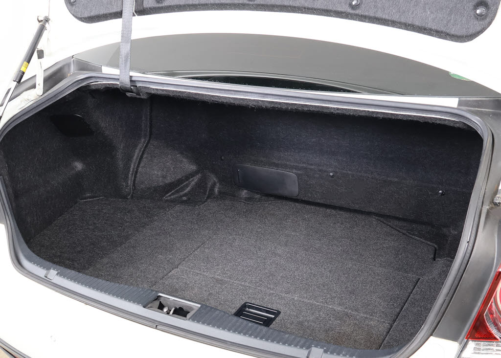 トランクが狭いと思っておりませんか？実際
は大容量トランクです！旅行等の長距離ドラ
イブも快適です！また、屋根付きスペースを
完備しておりますので、夜間でも、雨でも雪
の日だってゆっくりご覧頂けます。