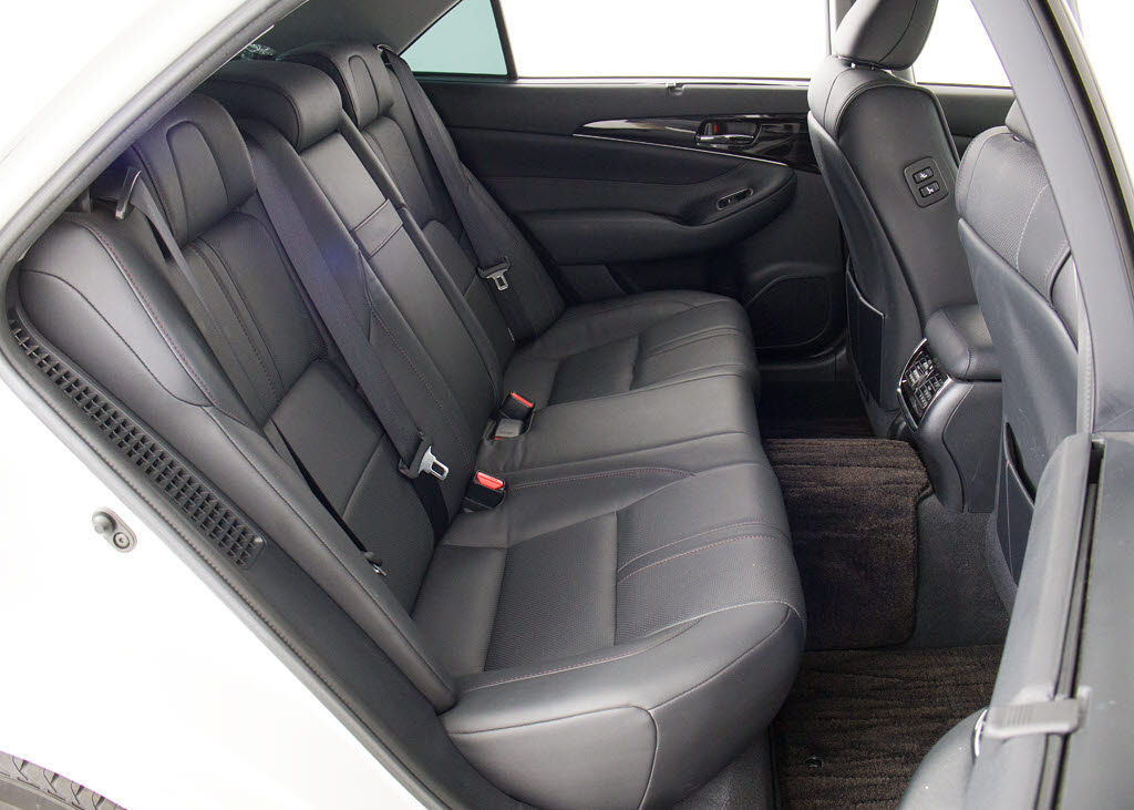 人気の本革シート付きです！！本革が装備さ
れるだけで高級感が増します！当社では、本
革シートのカラー変更や張替えも出来ます！
ワイン・茶・赤・青・オレンジ・黄色・コン
ビ色など何でもＯＫです！