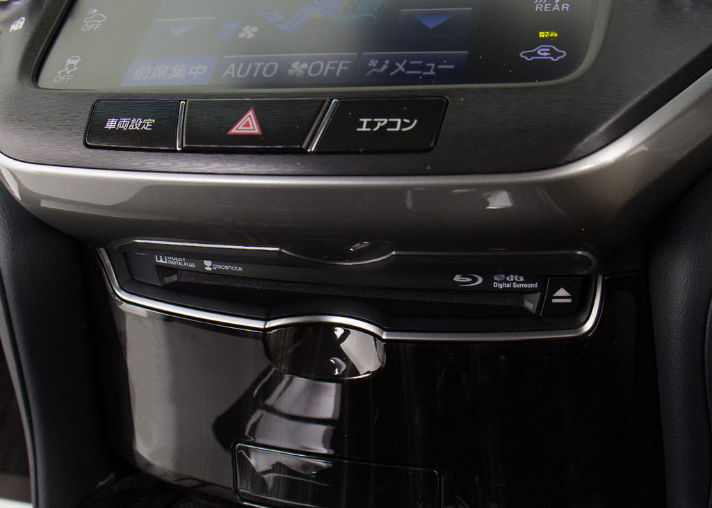 ＣＤはもちろんの事、ＤＶＤ＆Ｂｌｕ－ｒａ
ｙ再生も可能です。フルセグ地デジにも対応
しさらにＢｌｕｅｔｏｏｔｈにも対応してお
ります