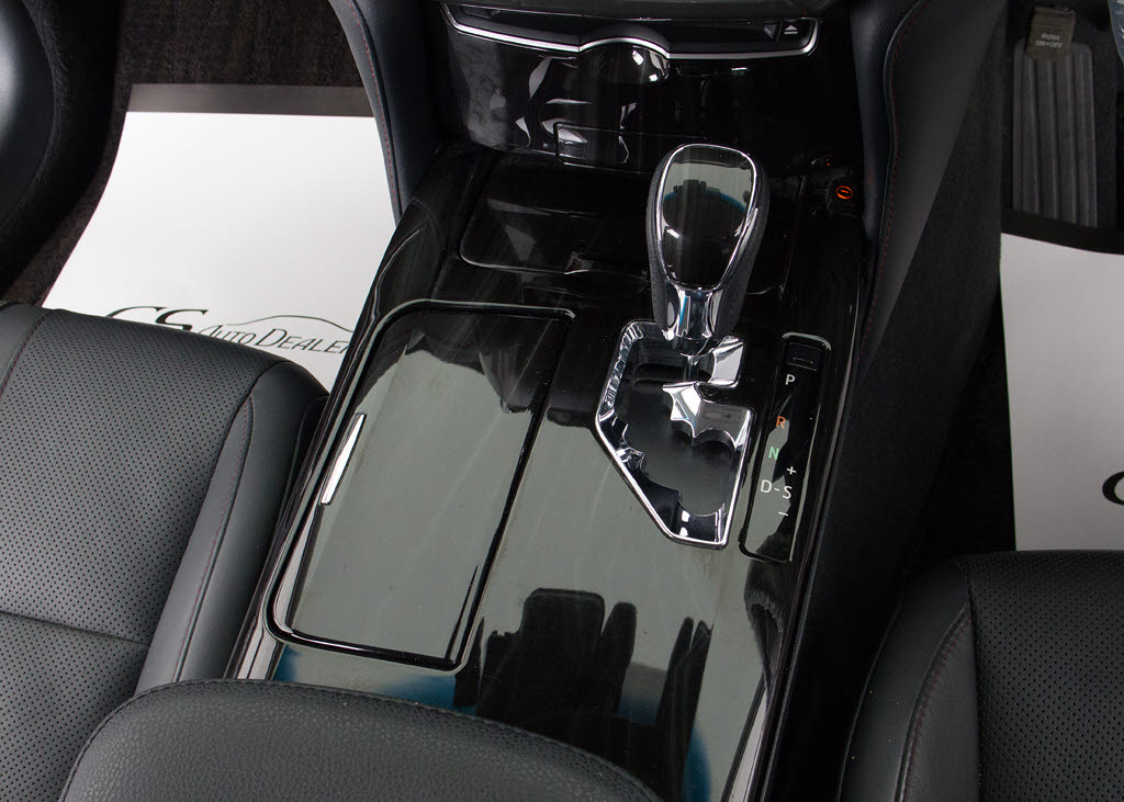 シフト周りです。スッキリとしつつも高級感
や操作性を損なわない作りとなって参ります
。