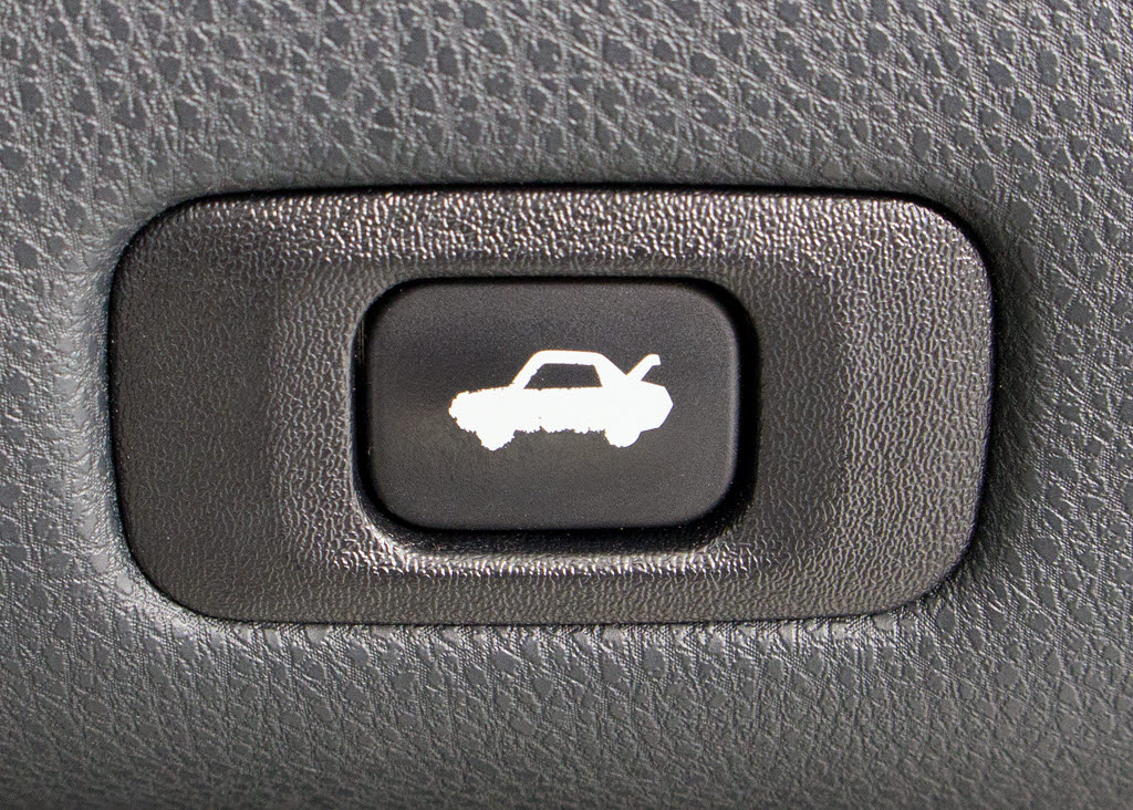ボタン一つでトランクオープンが可能！車内
から操作できる為、非常に便利な装備の一つ
となります！