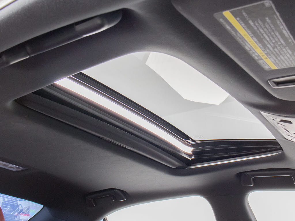 人気装備のサンルーフが付いています！上下
チルトに前後スライド機能が付いていますの
で、様々なドライブシーンで活躍してくれま
す！！開放感ある車内空間は気持ちがいいで
すよ！是非体感してみて下さい！