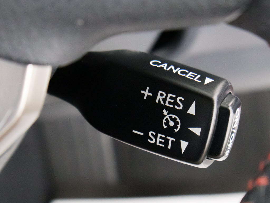 【オートクルーズコントロール】搭載。アク
セル操作なしでも車が自動でスピードを保っ
てくれる機能です長距離の高速は楽々です