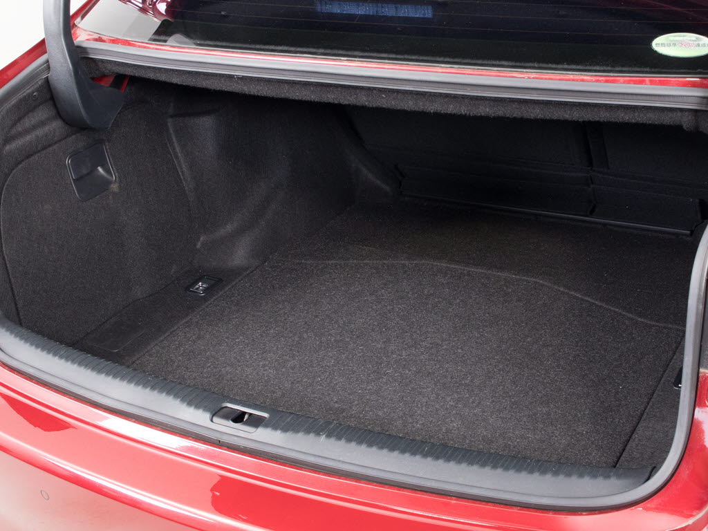 トランクが狭いと思っておりませんか？実際
は大容量トランクです！旅行等の長距離ドラ
イブも快適です！また、屋根付きスペースを
完備しておりますので、夜間でも、雨でも雪
の日だってゆっくりご覧頂けます。
