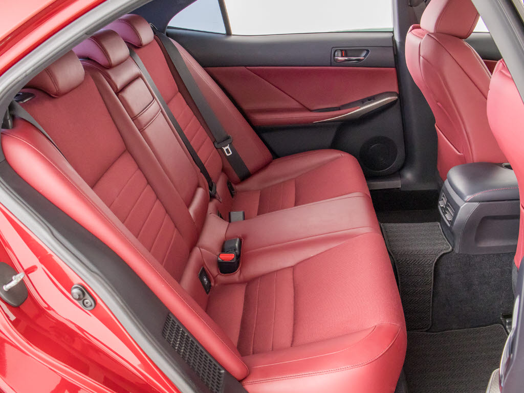 赤ハーフレザーシート！！お好みはいかがで
すか？当社では、お好みの色で新品本革シー
トを作成することもできます！！