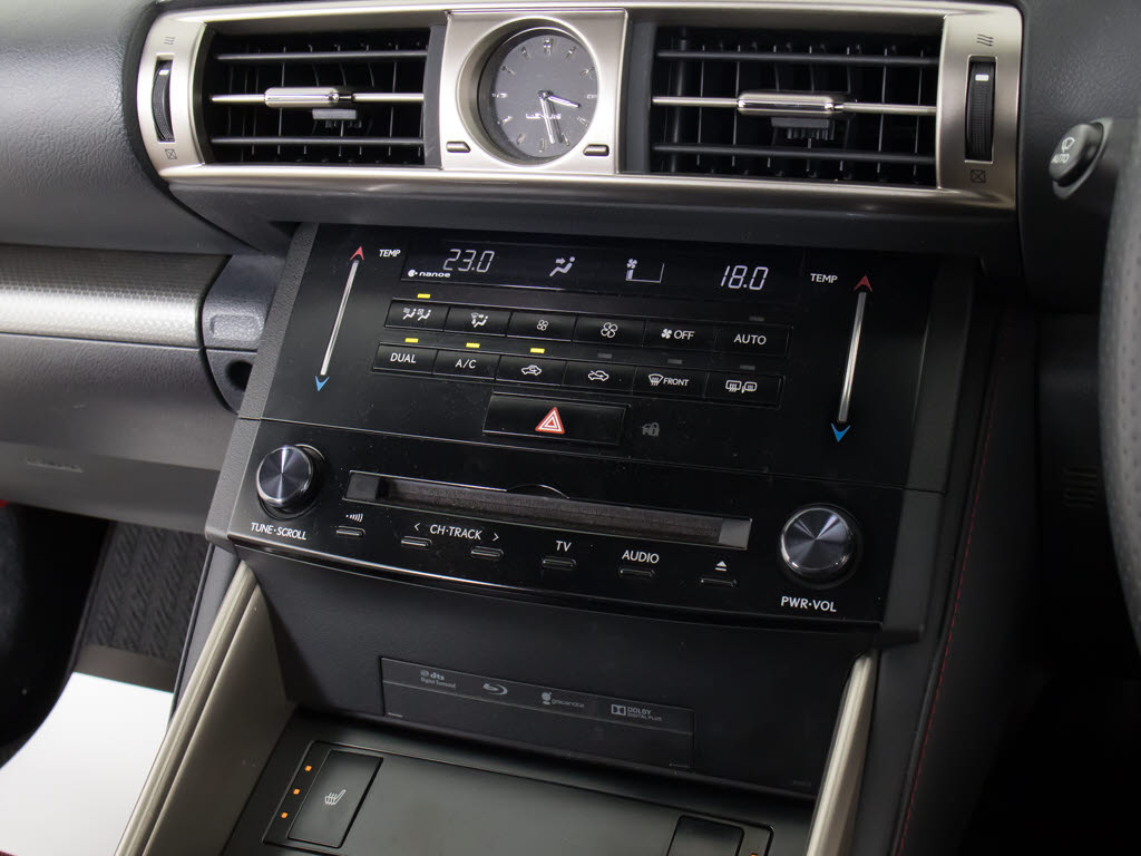 ＣＤはもちろんの事、ＤＶＤ＆Ｂｌｕ－ｒａ
ｙ再生も可能です。フルセグ地デジにも対応
しさらにＢｌｕｅｔｏｏｔｈにも対応してお
ります