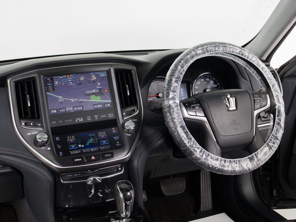 使いやすさや安全性を追求したステアリング
周り！高級車ゆえにスイッチ類が多いのも特
徴ですね！考え尽くされた配置ですぐに使い
こなす事が出来ますのでご安心下さい！是非
、体感してみて下さい！！