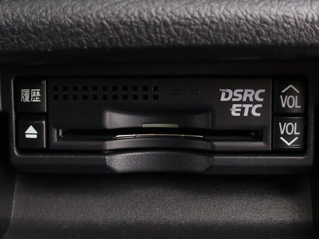 ★ＥＴＣ（ＤＳＲＣ）が装備されています！
！社外品とは違い収まりの良いデザインが人
気！高速道路を利用する際は必需品ですよね
！！ストレス無く料金所を通過出来ます！！