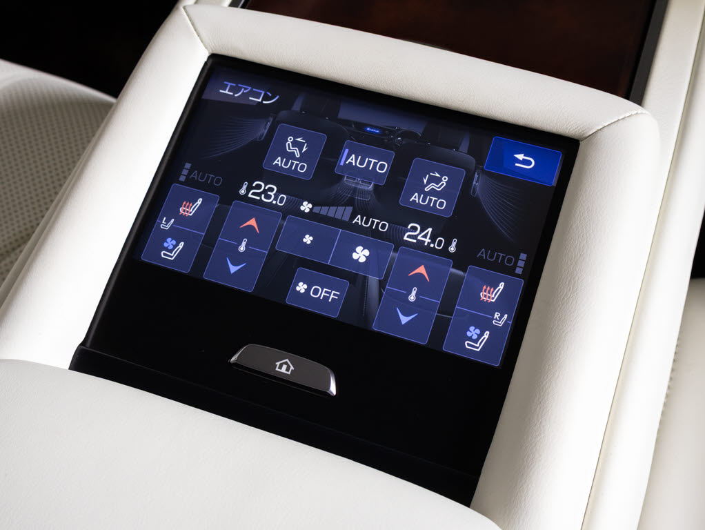 上級グレードならではの豪華後席コンソール
！