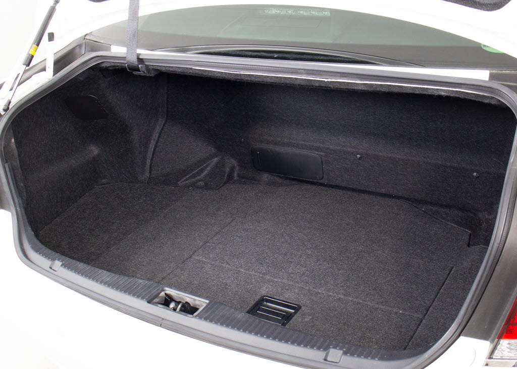 トランクが狭いと思っておりませんか？実際
は大容量トランクです！旅行等の長距離ドラ
イブも快適です！また、屋根付きスペースを
完備しておりますので、夜間でも、雨でも雪
の日だってゆっくりご覧頂けます。