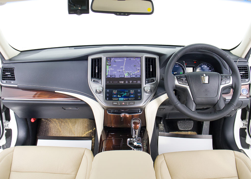 禁煙車です！室内は嫌なニオイも無く、すご
く綺麗な状態です！禁煙車・・特にセダンタ
イプのお車では少ないですよね！！タバコの
ニオイが苦手なお客様必見です！快適にご乗
車頂けます！！