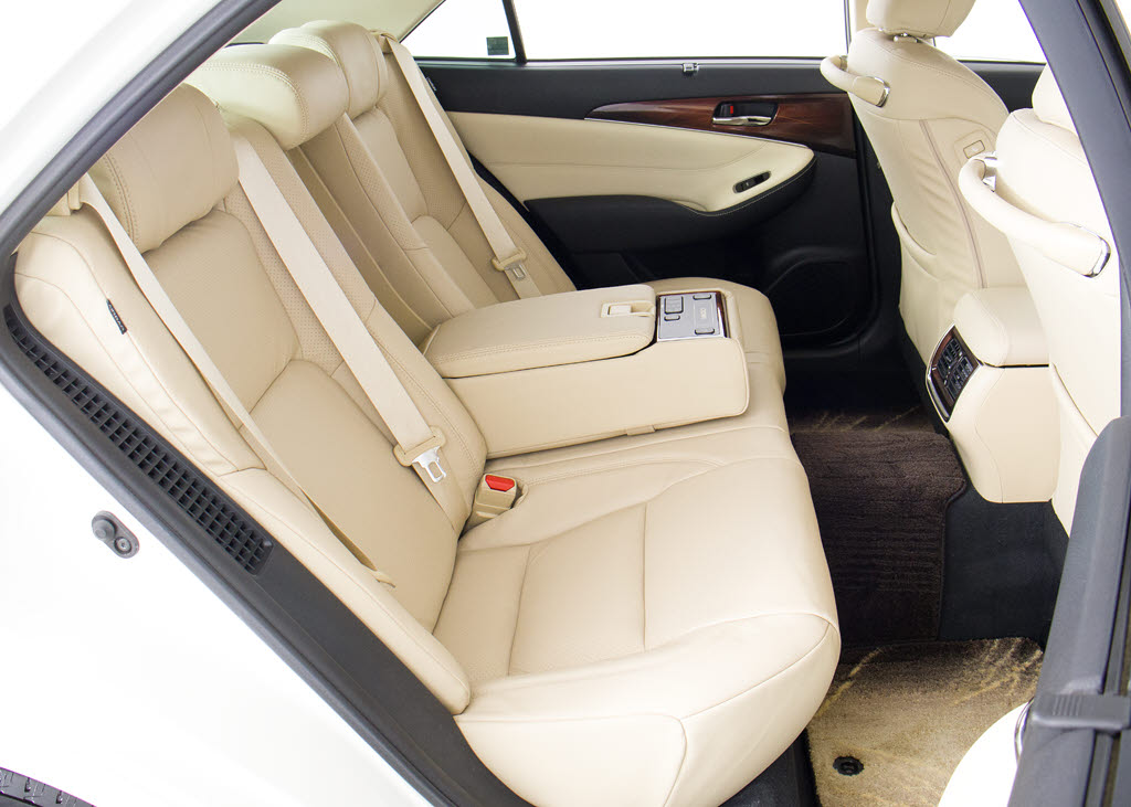 人気の本革シート付きです！！本革が装備さ
れるだけで高級感が増します！当社では、本
革シートのカラー変更や張替えも出来ます！
ワイン・茶・赤・青・オレンジ・黄色・コン
ビ色など何でもＯＫです！