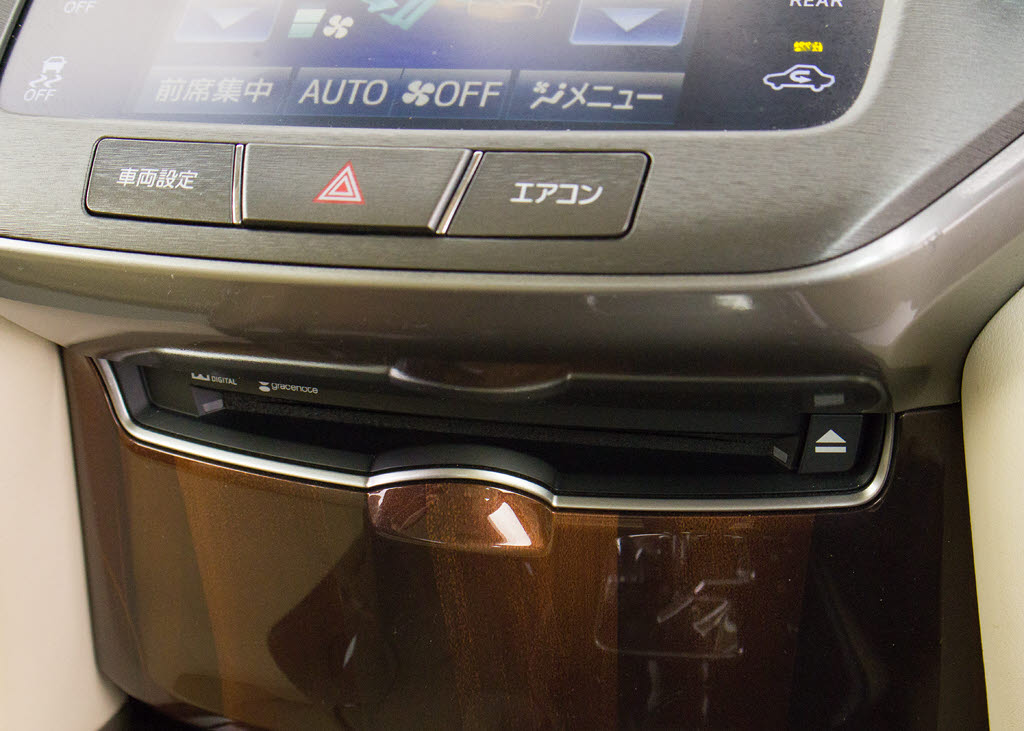 ＣＤはもちろんの事、ＤＶＤ再生も可能です
。フルセグ地デジにも対応しさらにＢｌｕｅ
ｔｏｏｔｈにも対応しております