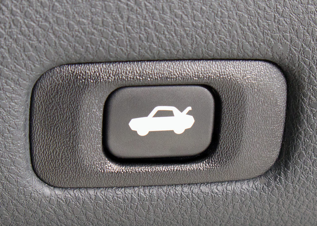 ボタン一つでトランクオープンが可能！車内
から操作できる為、非常に便利な装備の一つ
となります！