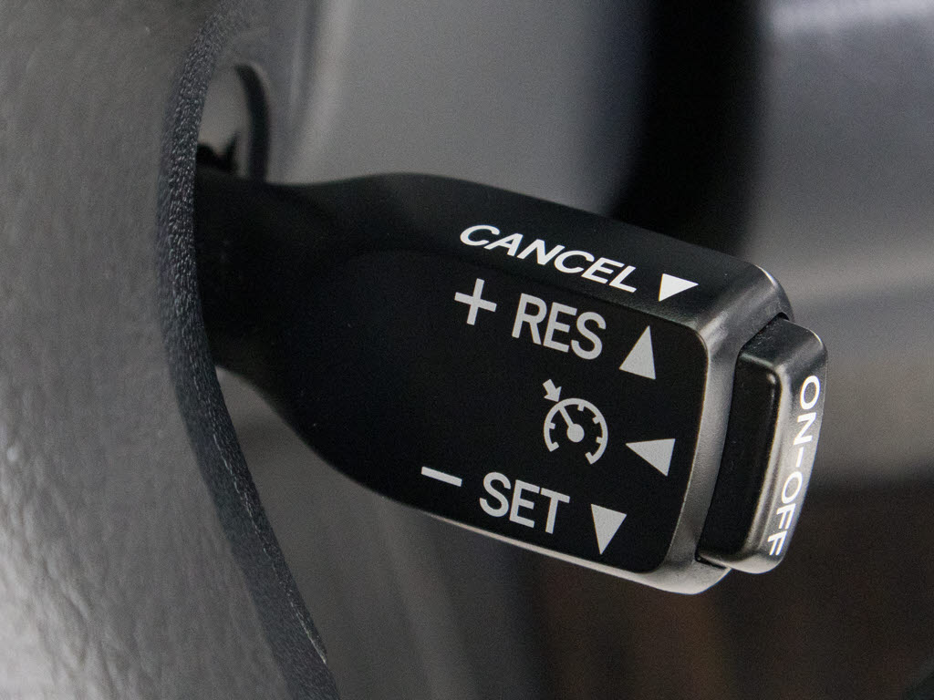 【オートクルーズコントロール】搭載。アク
セル操作なしでも車が自動でスピードを保っ
てくれる機能です長距離の高速は楽々です。