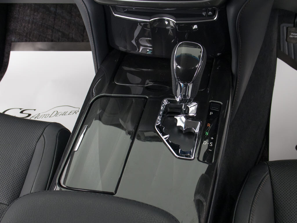 シフト周りです。スッキリとしつつも高級感
や操作性を損なわない作りとなって参ります
。