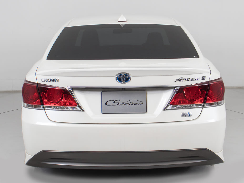 個性的なリアビューで御座います。精悍な佇
まいは高級車ならではです。